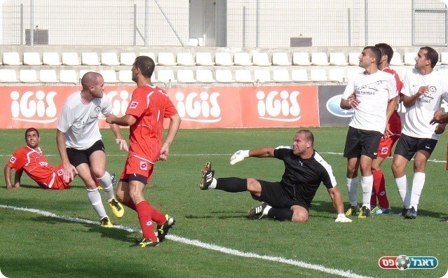היה אמור להיות איש המםתח. לומניץ (בשמאל בלבן)