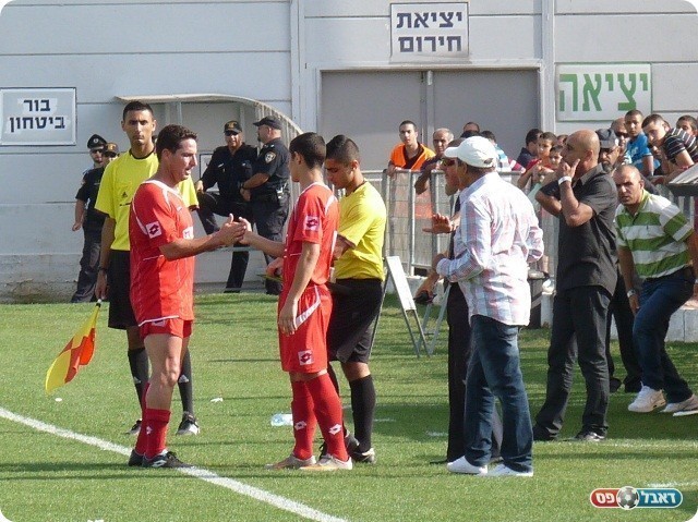 חילוף ראשון של בת ים. חלפון יורד, דוס סנטוס נכנס