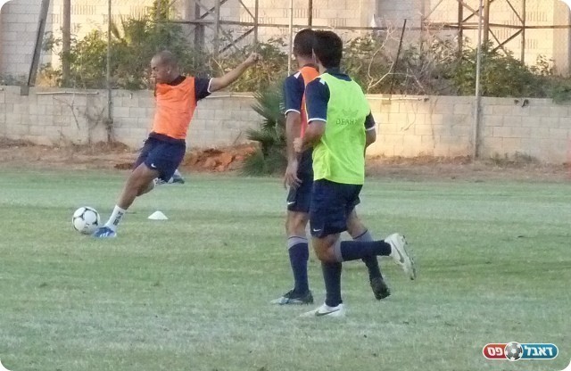 הגיע חד. קייזר מאיים על השער