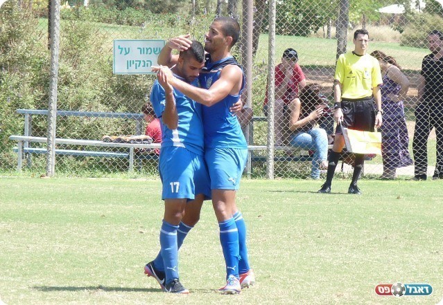 החזיר את היתרון להרצליה. אבי חי (משמאל. צילום: גיא גולדפרב)