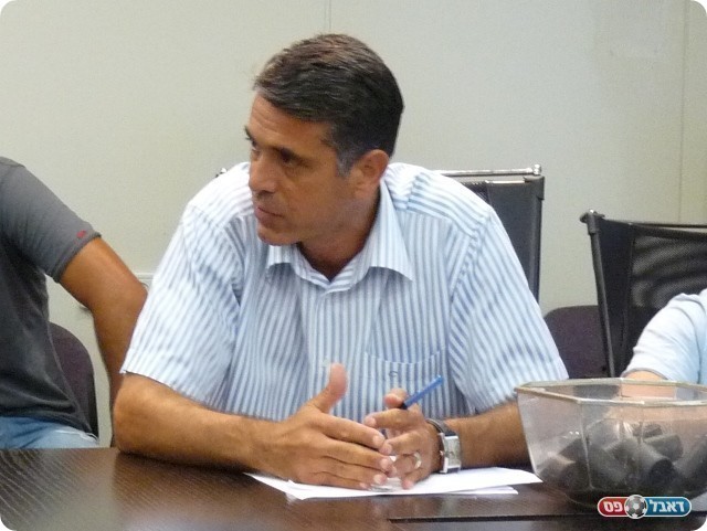 עומד לצד הקבוצות. אבי לוי