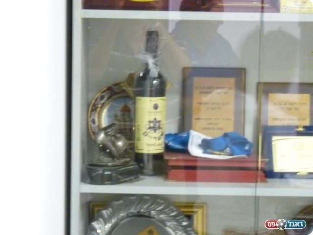 שי לחג. יין שעריים בארון של לוי