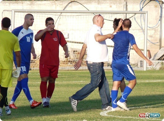 תקרית מיותרת. לוי מתקשה להירגע ומורד ע"י עזרן 