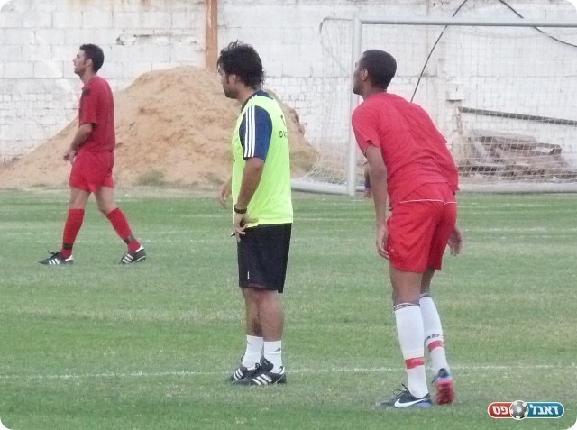 כמעט פוצץ את המשחק. השופט (בצהוב)