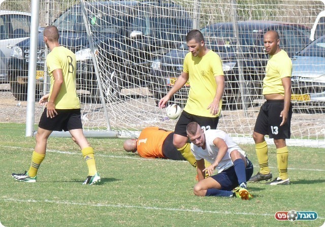 קיתונות של ביקורת. הכדור של דמארי ברשת
