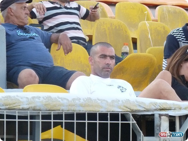 צפה בדאגה משהו. בלילי 