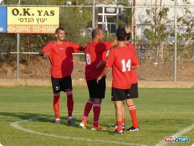 מול העולה החדשה. שחקני נחלת יהודה (צילום: גיא גולדפרב)