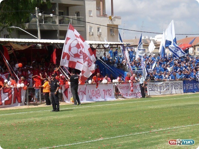 אוהדים דומיננטיים. אוהדי מרמורק (צילום: אלירן ברנשטיין) 
