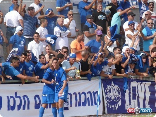 חוגגים את השער עם האוהדים