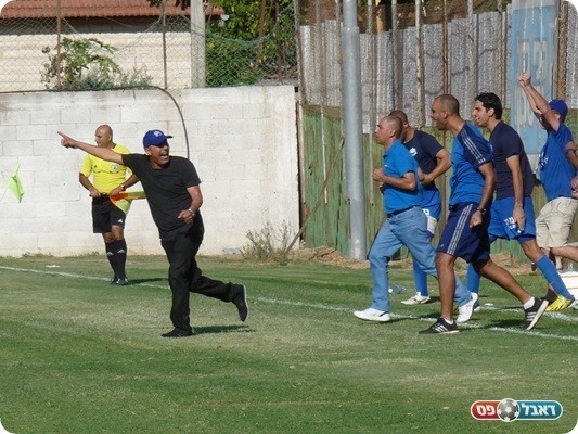 שריקת הסיום. עובד לוי מצביע לאוהדים