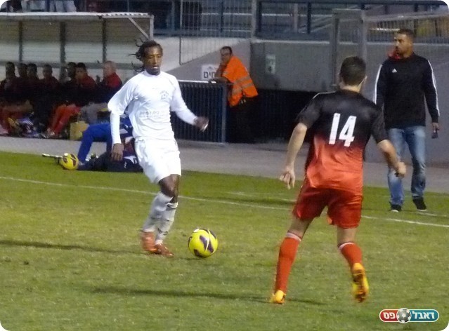 ניסיון בעיטה לא מוצלח. כבדה מול נדב עמר