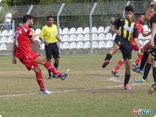 מחצית נפתחה בסערה. יוסף מול אור שטרייפלר (צילום: אלי שמואלי)