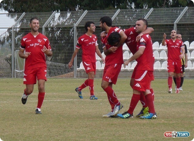 סגרו עניין. חוגגים את הרביעי (צילום: אלי שמואלי)