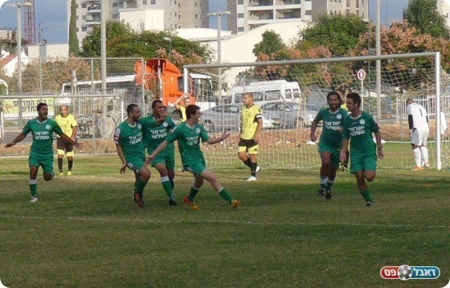 הטירוף שאחרי השער (צילום: אלי שמואלי)