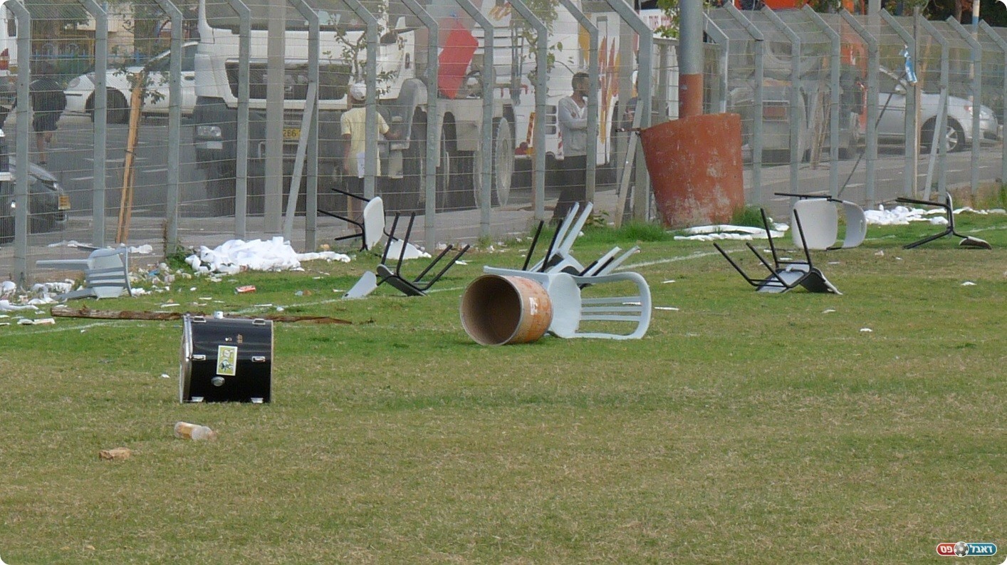 השליכו מכל הבאר ליד (צילום: אלי שמואלי)