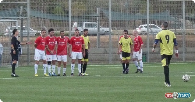 חולון פתחה היטב. אלייב לפני הכדור החופשי (צילום: אלי שמואלי)