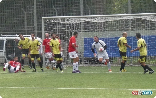 כשלא כובשים - כמעט סופגים. קונפינו בטח בשער (צילום: אלי שמואלי)