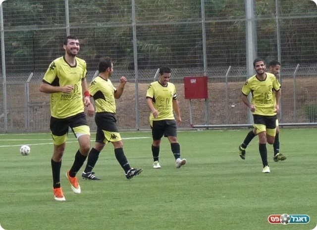 מבחן חשוב. שחקני א.ס. חולון (צילום: אלי שמואלי)