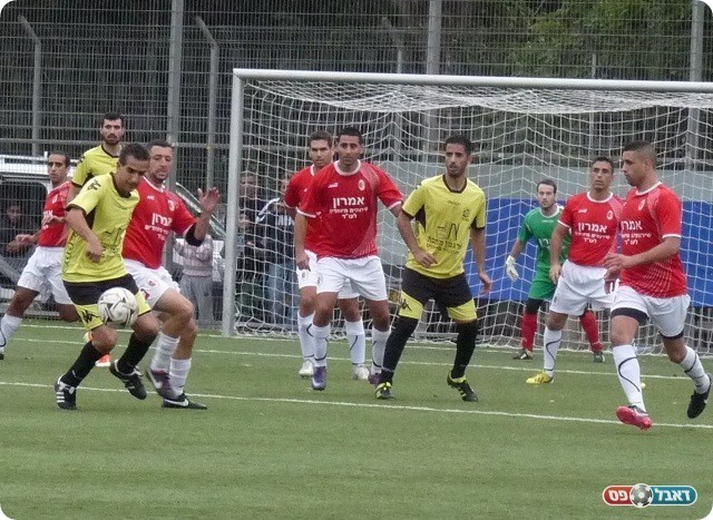 התאוששו. שחקני מחננים (באדום. צילום: אלי שמואלי)