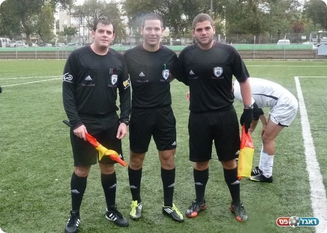 התחממו והחליפו בגדים. צוות השיפוט במחצית (צילום: אלי שמואלי)