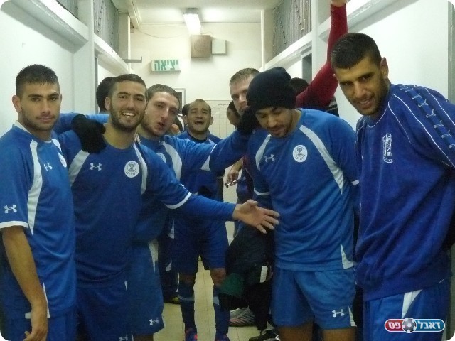 מקום שלישי. שחקני ר"ג חוגגים (צילום: אלי שמואלי)