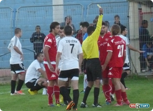 התקשה לשלוט במשחק. אלקרינאוי שולף צהוב לששניה (צילום: אלי שמואלי)