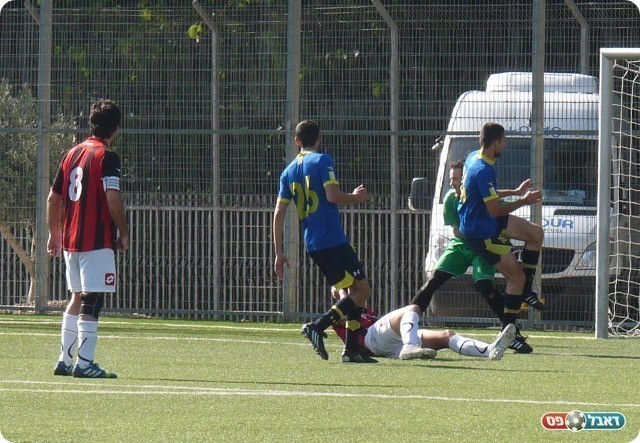 הבטיח את הניצחון. שוורץ ואדרי מאיימים על השער (צילום: אלי שמואלי)