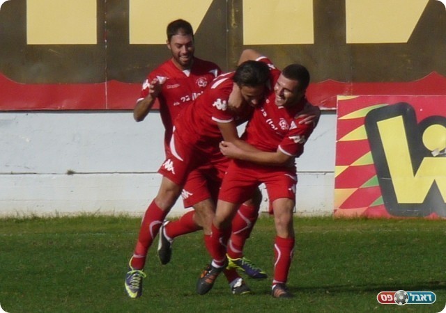 וחוגג עם החברים (צילום: אלי שמואלי)