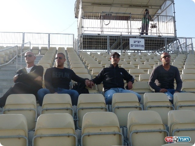 ישב ביציע. כהן (הימני ביותר. צילום: אלי שמואלי)