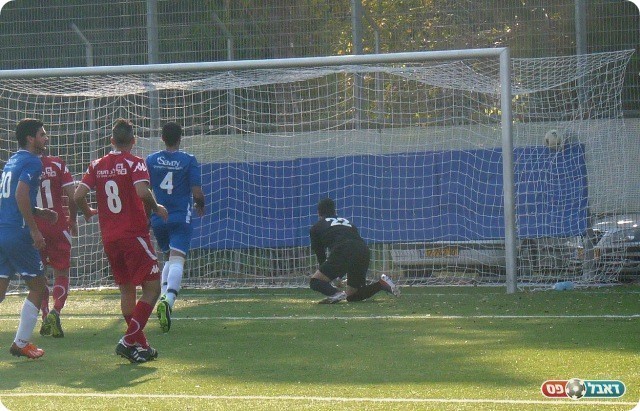 הפנדל שלא נחשב. יוסף כובש (צילום: אלי שמואלי)