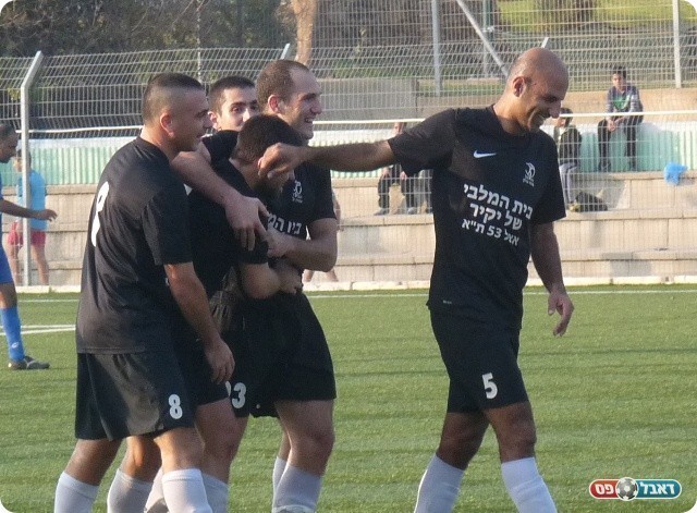 עדיין בתמונה. שחקני נווה גולן חוגגים את השני (צילום: אלי שמואלי)