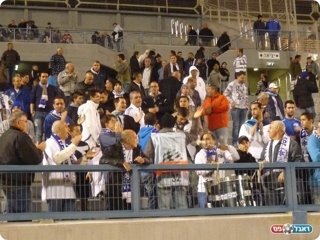 ניצלו את השעה הנוחה. אוהדי יפו (צילום: אלי שמואלי)