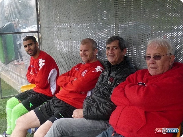 היה קצת קשה. הספסל של ותיקים (צילום: אלי שמואלי)