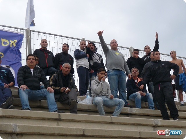 קהל שתומך בקבוצה. אוהדי חולון (אלי שמואלי)