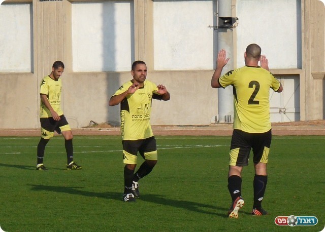 חולון סגרה עניין. וקנין חוגג עם בנדי (צילום: אלי שמואלי)