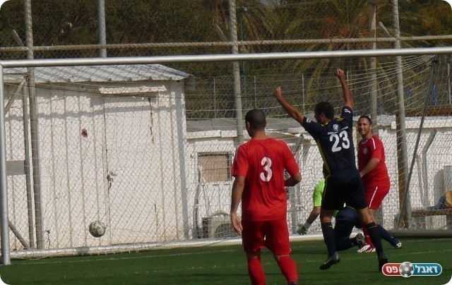 המחצית נפתחה בסערה. הכדור של בורוכוב ברשת (צילום: אלי שמואלי)