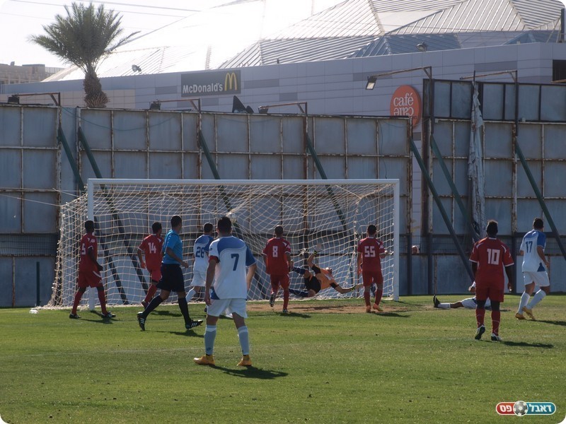 השלישי ברשת. חלאילה (מוסתר מימין) מכניע את חונייב (אלון יהודיוף)