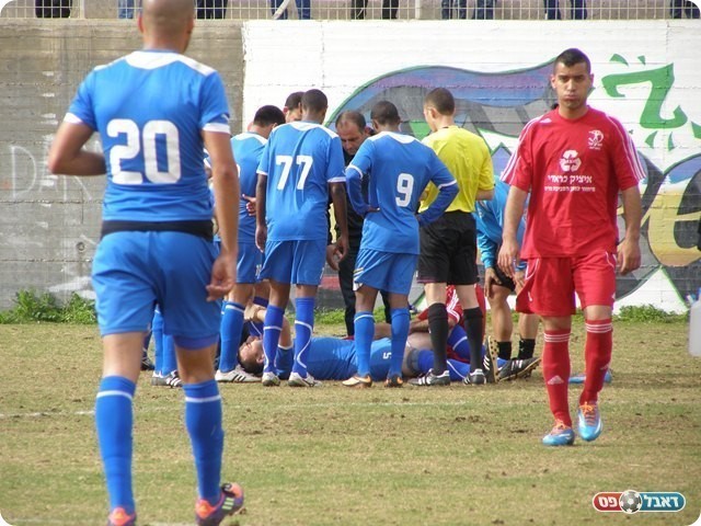 פציעה נוספת. דכלבו על הדשא (צילום: אמיר שיבי)