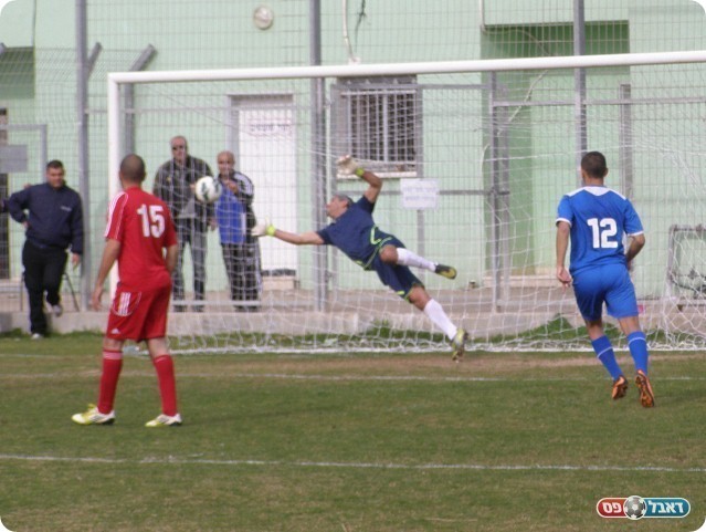 הצלת המשחק. עאקלה הודף (צילום: אמיר שיבי)