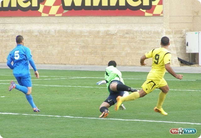 כמעט שער. מוסא מחטיא מול רבאח (צילום: אמיר שיבי)