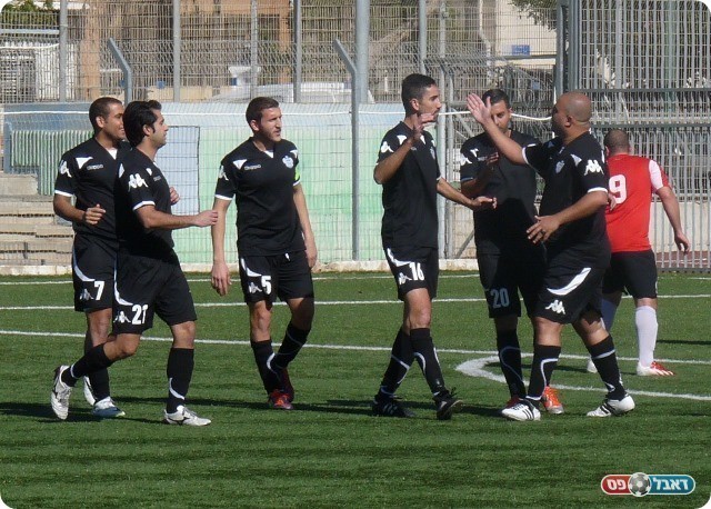 ניצחון דרמטי. שחקני אליצור יפו חוגגים (צילום: אלי שמואלי)