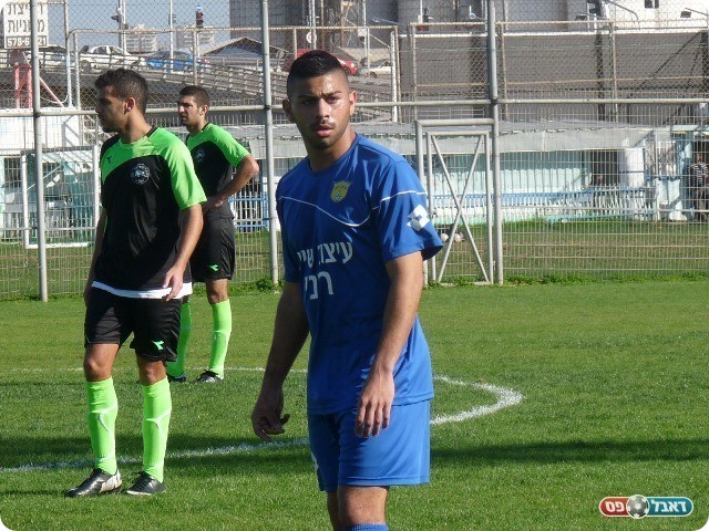 מה הוא עושה בליגה הזו? מנשה (צילום: אלי שמואלי)