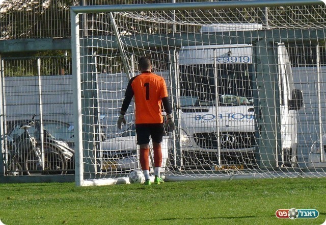 שוויון על סף המחצית. הפנדל של מנשה ברשת (צילום: אלי שמואלי)