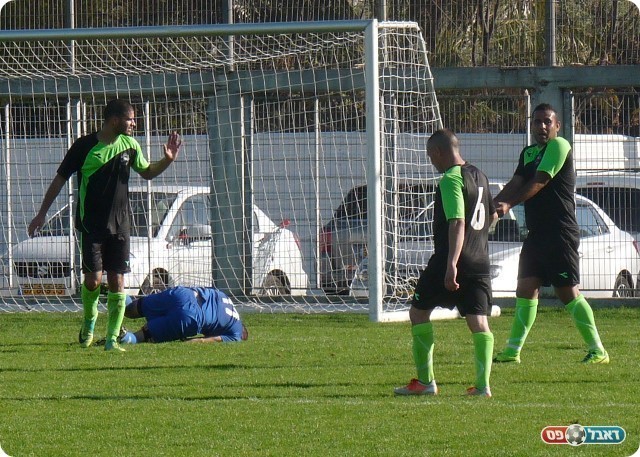 עלה לו באדום. לוי (מימין) אחרי שהכשיל את אילן כהן (צילום: אלי שמואלי)