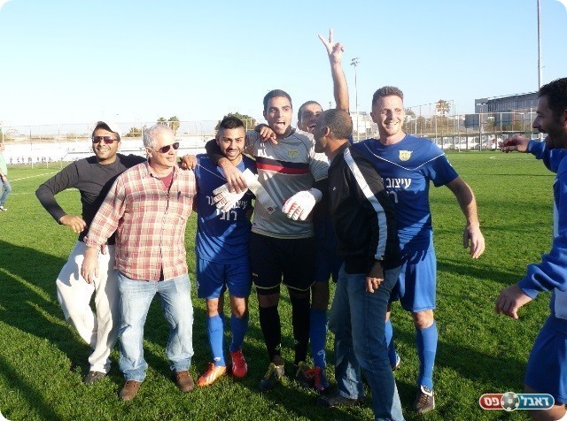 חזק בתמונה. שחקני בית דגן חוגגים (צילום: אלי שמואלי)