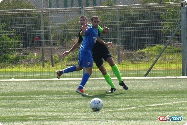 משחק שקול. איתי כספי מקדים את איתי נעמת (צילום: אלי שמואלי)