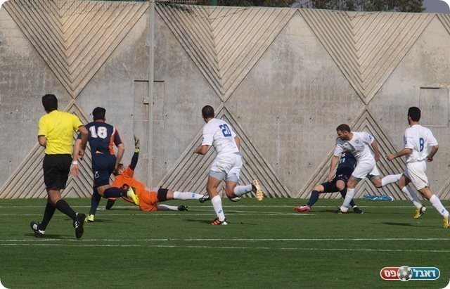 אונגר (מוסתר) מכניע את כהן. 