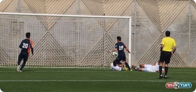 שער כל שבוע. נחמני ממשיך פנימה. 