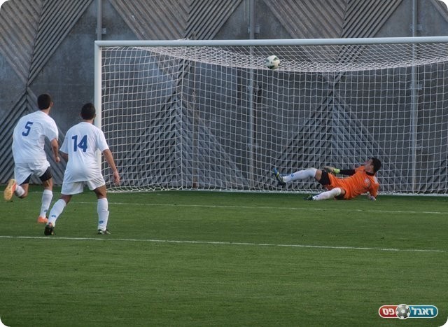 לא מנע את השער. הכדור נהדף מהרגל של כהן. 