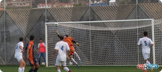 היה שווה לחכות. כהן נכנע לכדור של שרון. 